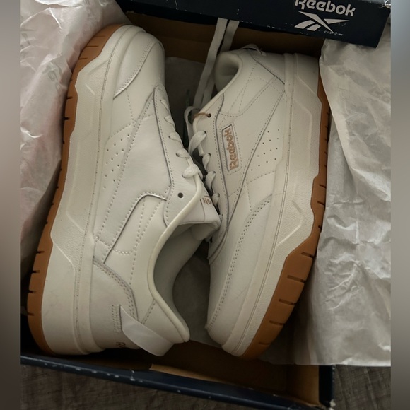 Women Reebok sneakers - Picture 3 of 3